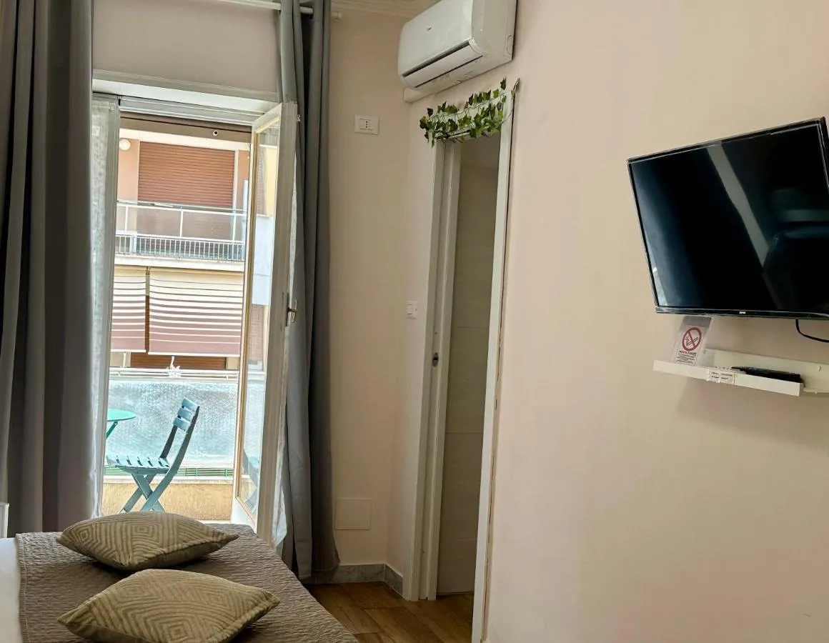 TV a parete accanto alla porta-finestra del balcone