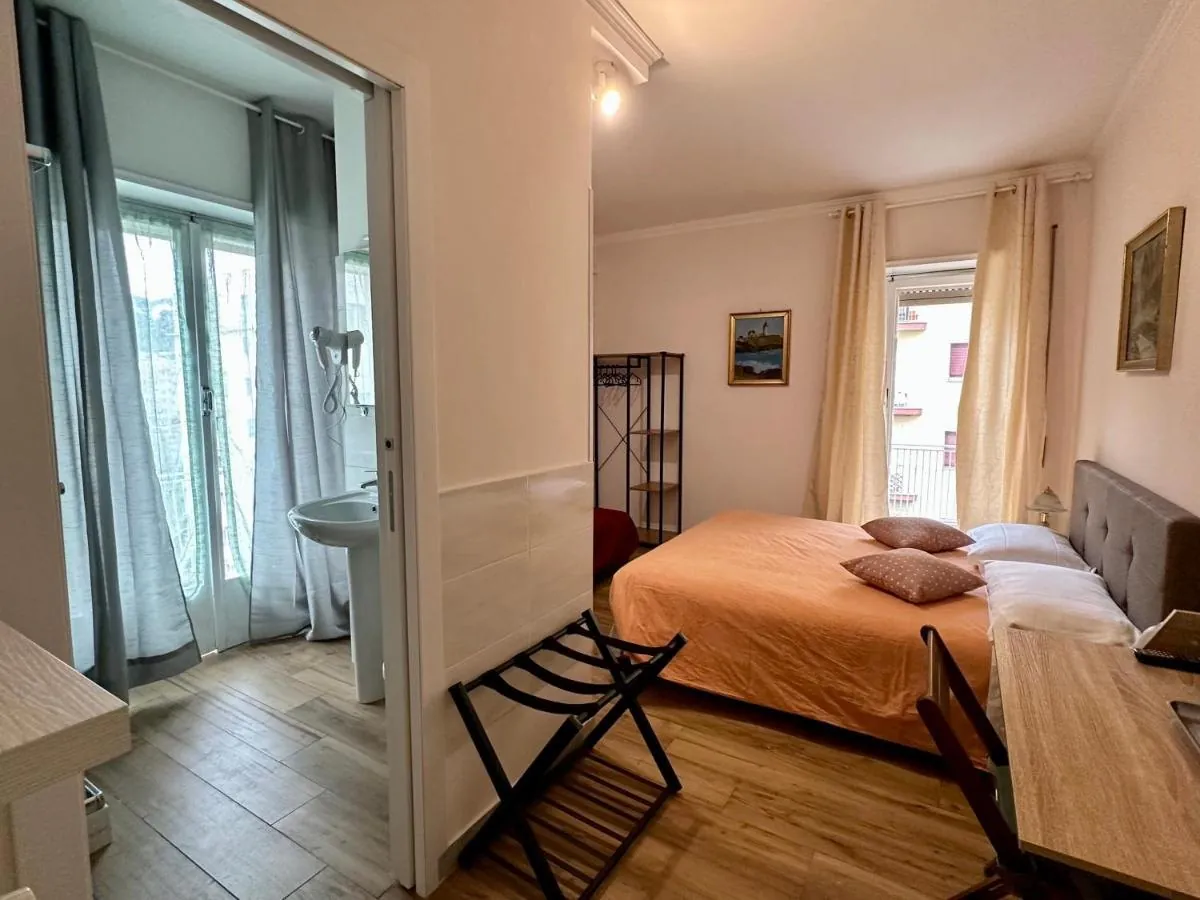 La camera vista dall’ingresso, con il letto e la porta-finestra