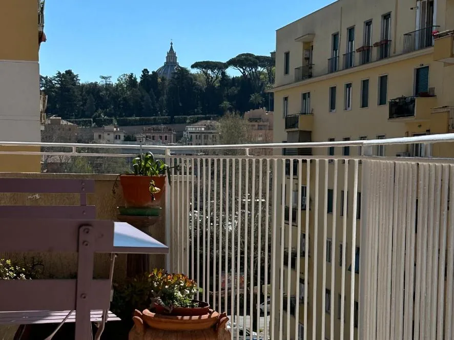 La cupola di San Pietro vista dal balcone, con il tavolino e i vasi