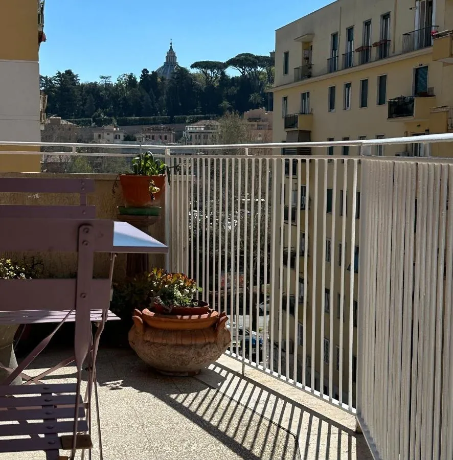 Il balcone di Golden Rooms Cipro con le piante e, sullo sfondo, la cupola di San Pietro