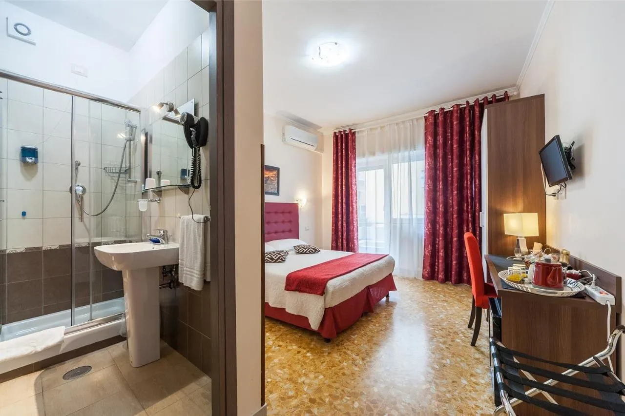 Camera Deluxe con letto matrimoniale e, accanto, il bagno privato