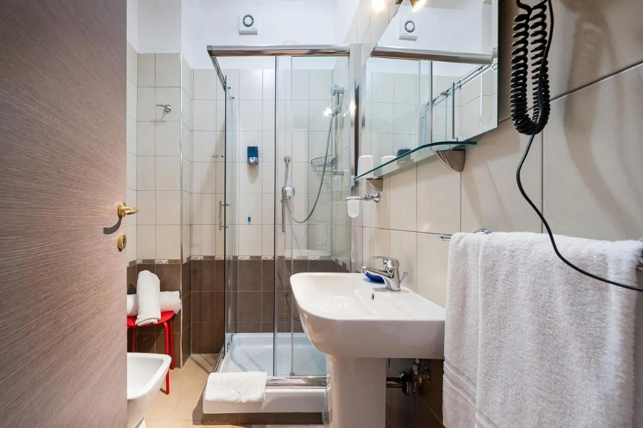 Bagno privato con doccia e lavabo