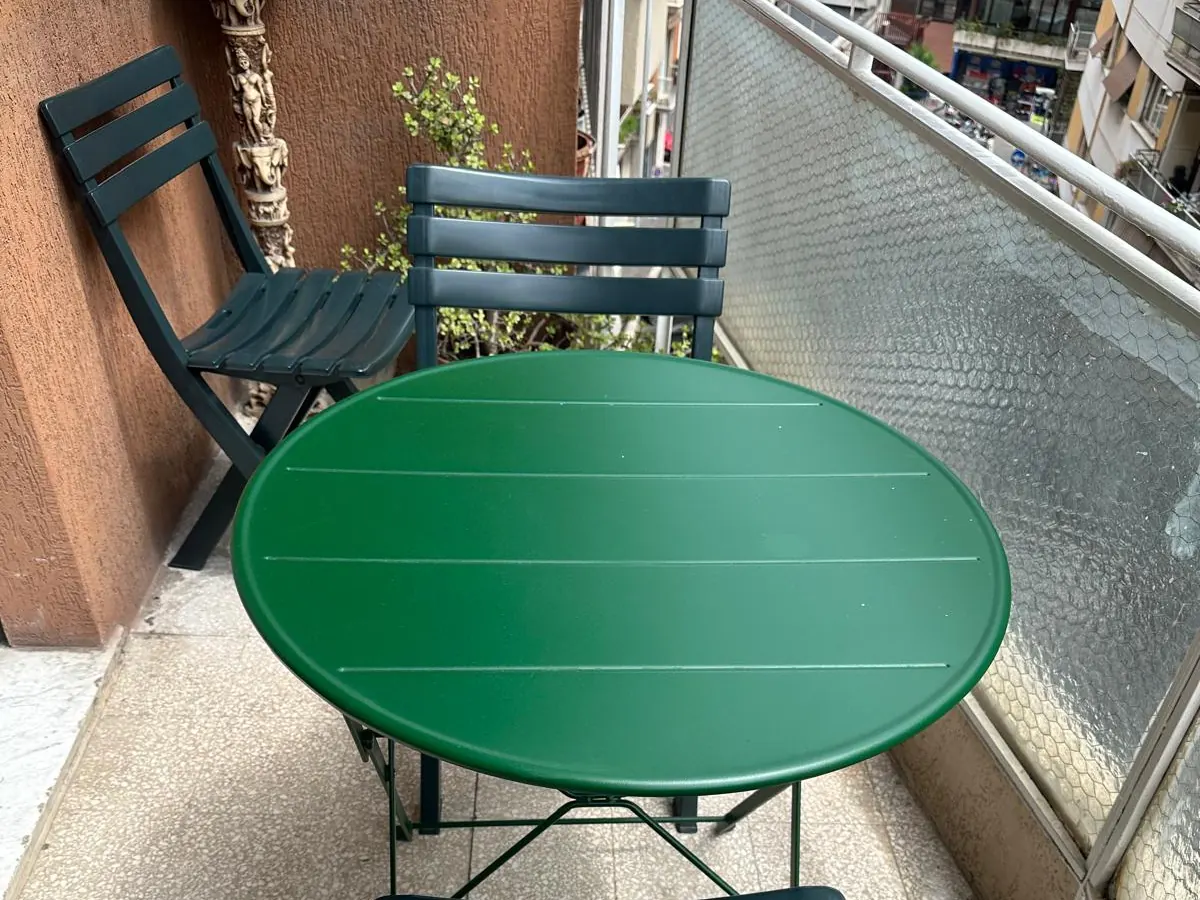Il balcone della Camera Deluxe, con il tavolino e le sedie
