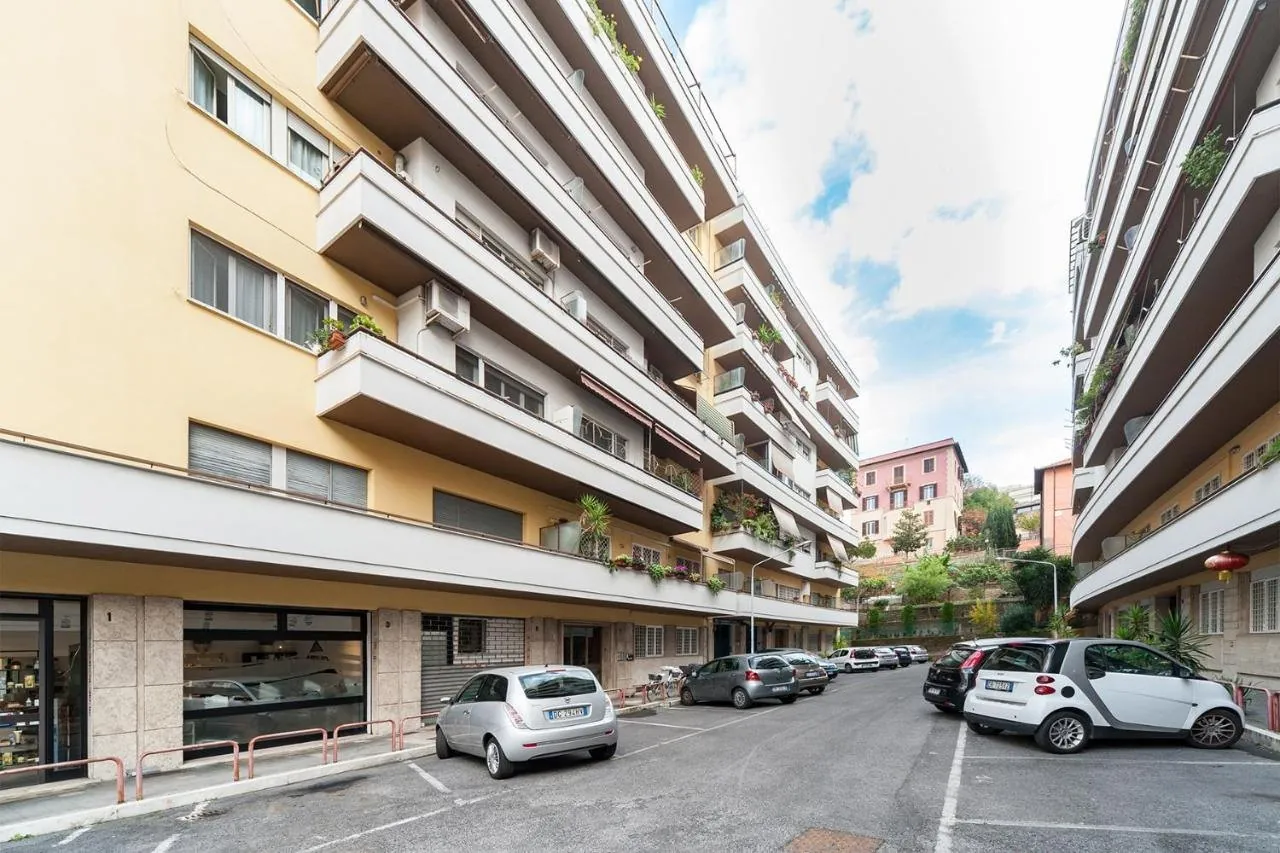 Il palazzo in via Pelagio I in cui si trova il bed & breakfast