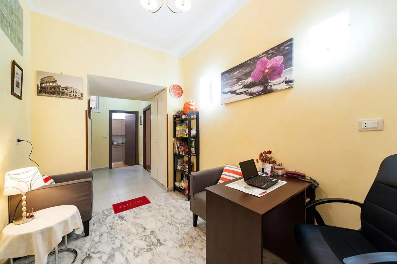 L’area comune all’ingresso, con poltrone e scrivania